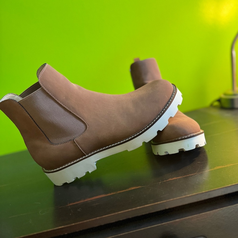 Super cute little ankle boots size 9